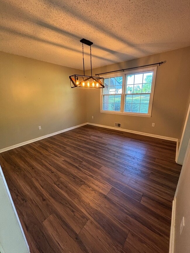 Building Photo - Space, Privacy & Flexibility – All in One Stunning Property