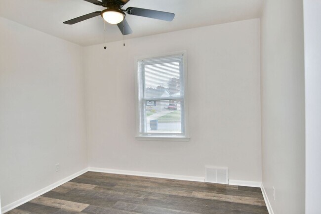 Building Photo - House for RENT in Girard!