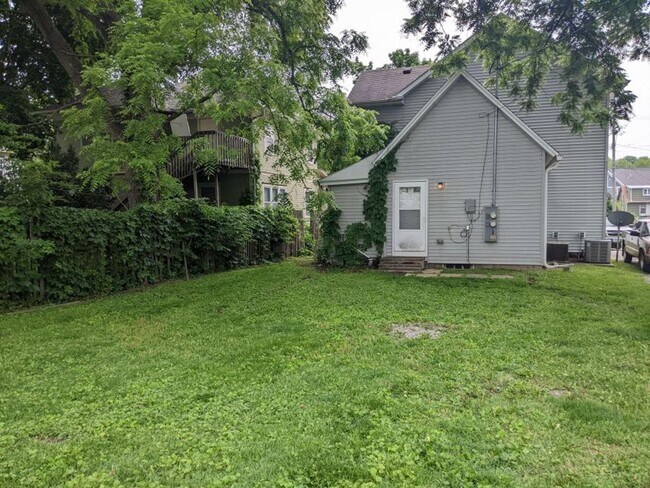 Building Photo - 912/914 E Jefferson St