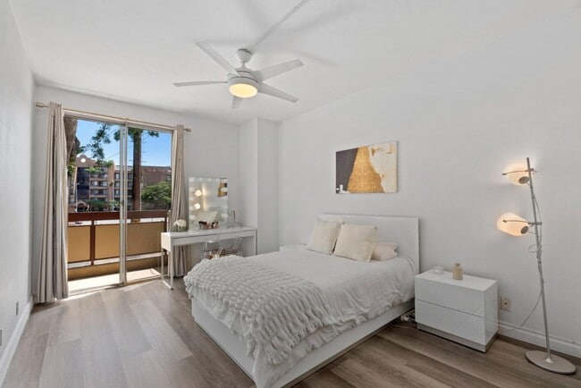 Building Photo - 321 S San Vicente Blvd