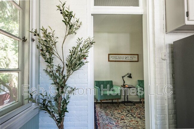 Building Photo - 419 W Orange St