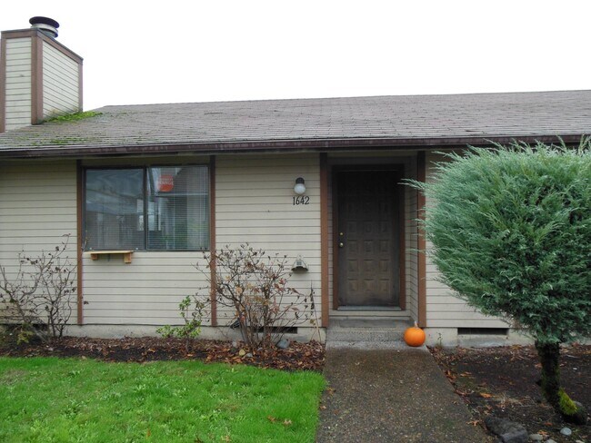 Building Photo - Comfortable 2 Bedroom Duplex with Garage ~ Albany