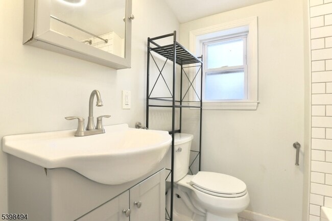 Building Photo - 220 E Munsell Ave