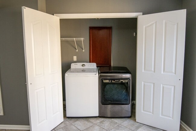 Building Photo - INDIAN PARK END UNIT TOWNHOME!