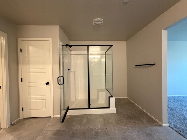 Building Photo - GATED 4 BED 2.5 BATH 2 CAR GARAGE SINGLE FAMILY HOME w/ LOFT, BEDROOM DOWNSTAIRS, NEXT TO COMMUNI...