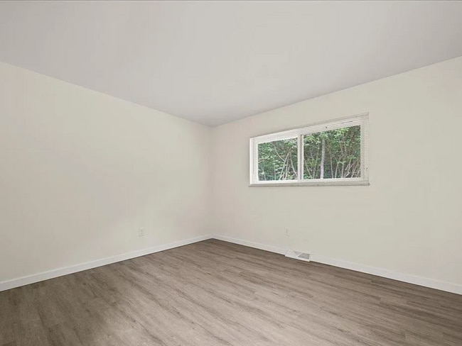 Building Photo - Section 8 APPROVED 3-bedroom