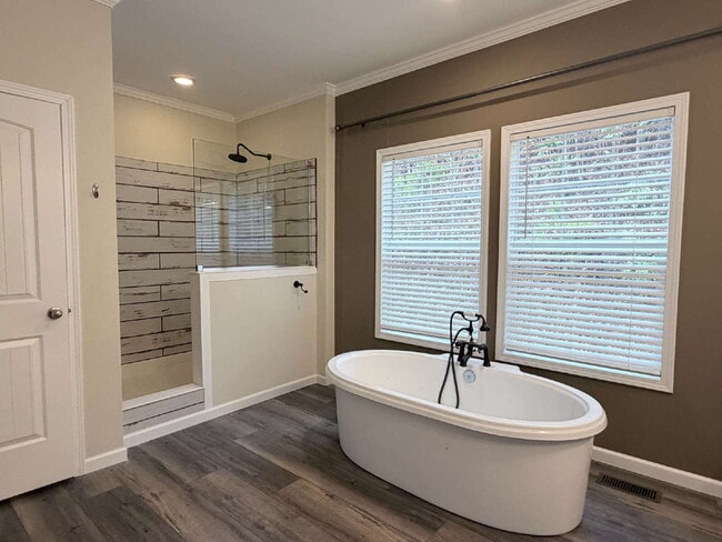 Building Photo - Immaculate Newer 3BR/2BA Brevard Home with Open Layout – Pet-Friendly