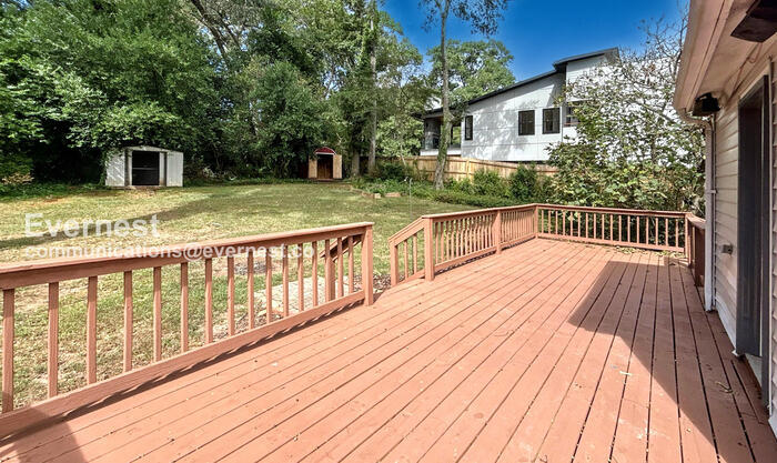 Building Photo - 812 Sycamore Dr