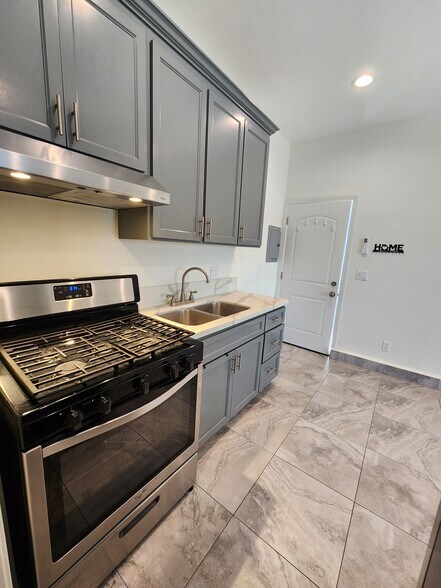 Building Photo - 9852 Cabanas Ave