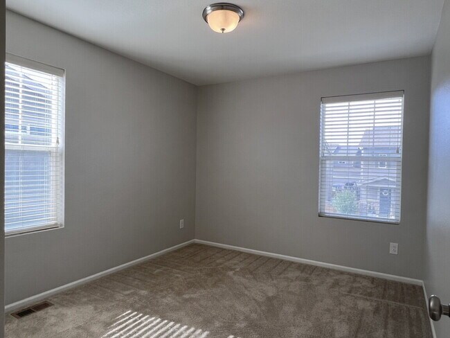 Building Photo - Beautifully Maintained 4BR/3.5BA Townhome with Finished Basement in Prime Aurora Location w/2-Car...
