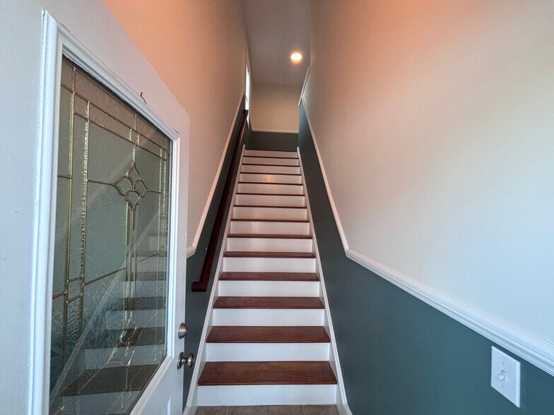 Building Photo - 101 Ponus Ave