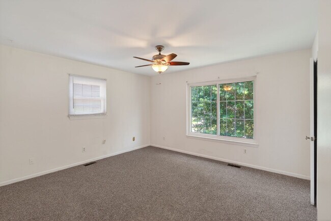 Building Photo - 195 Bentley Dr