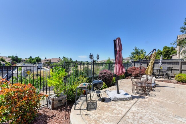 Building Photo - 3 Bedroom Roseville Home in Gated Community