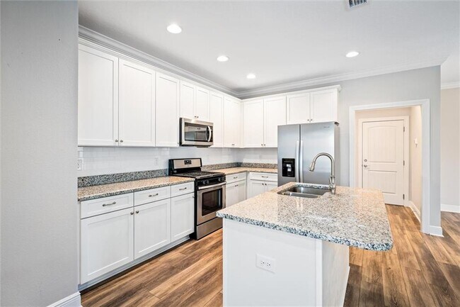 Building Photo - 1203 Holmes Ave