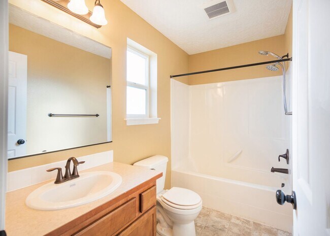 Building Photo - 3 Bedroom, 2 bathroom townhouse on Sunnyside Hill!