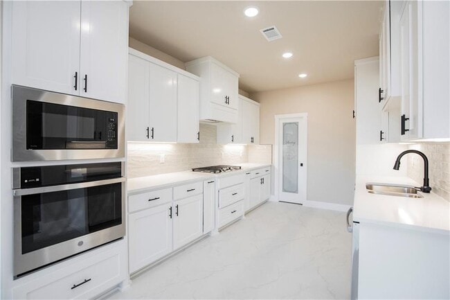 Building Photo - 6804 SW Basswood Ave