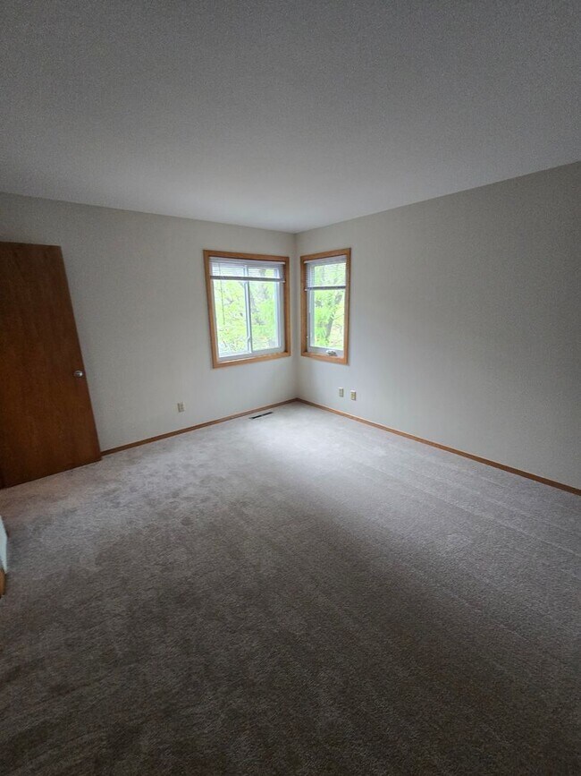 Building Photo - Super Clean and Private!