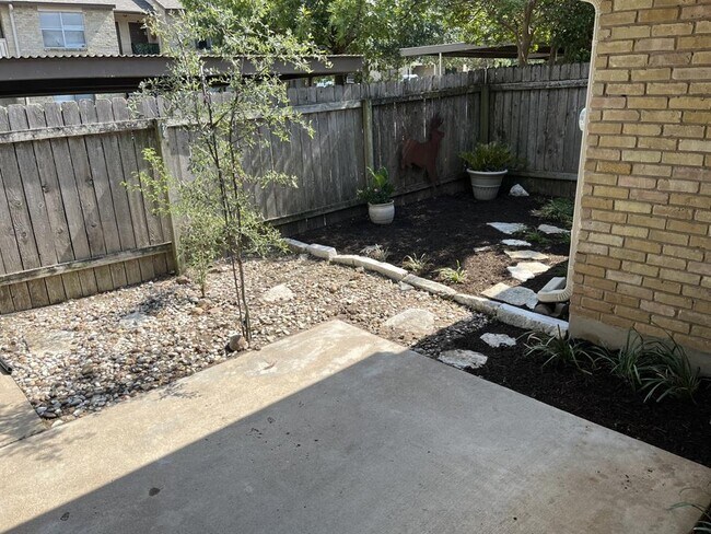 Building Photo - 8301 Summer Side Dr