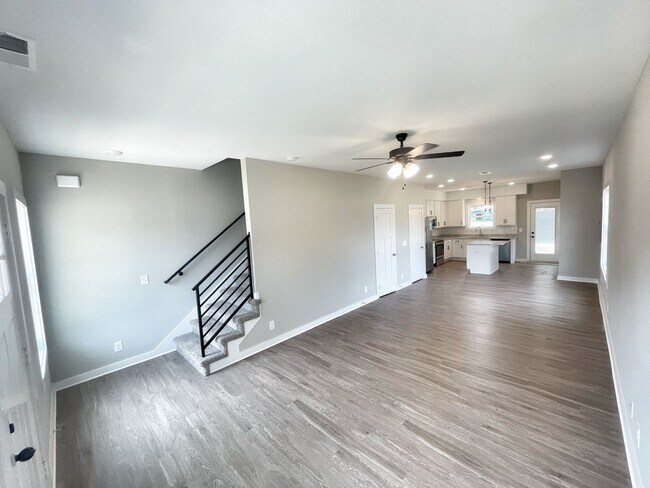 Building Photo - Adorable Single Family Town Home with Modern Finishes