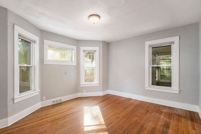 Building Photo - 3 bed/1.5 Bath Single Family Home