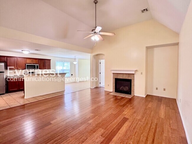 Building Photo - 4 Bed/2 Bath Home with Fenced Yard & Garage / Pet-Friendly / Available Now!