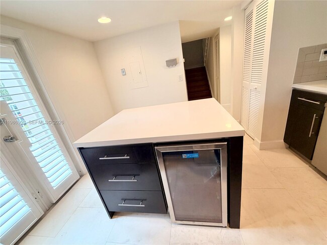 Building Photo - 5570 SW 70th Pl S