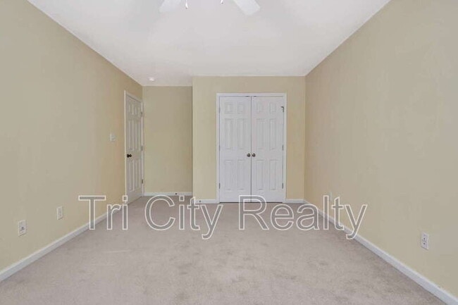 Building Photo - 113 Macalester Dr