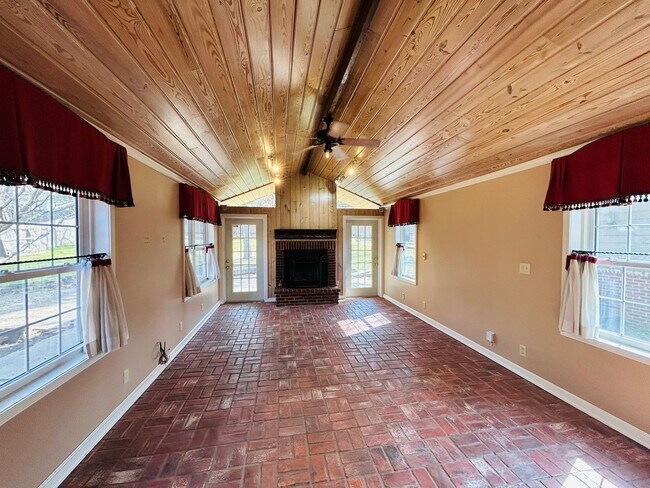 Building Photo - Absolutely gorgeous, remodeled home in beautiful location in Midtown Tulsa