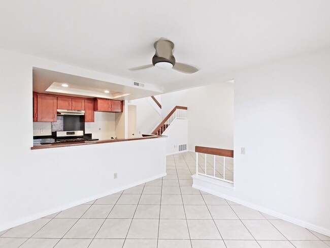 Building Photo - Lakeview Townhouse - 2 Bed / 1 ½ Bath