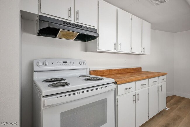 Building Photo - 2879 Green Tree Ave