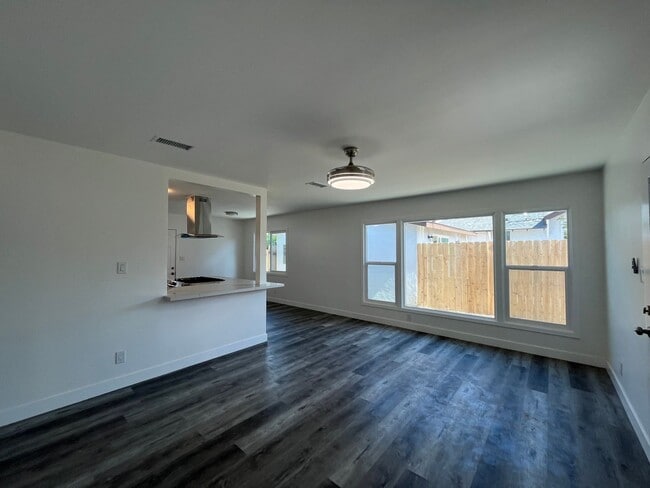 Building Photo - Cozy 2 bedrooms house + 1 bath.  Newly upg...
