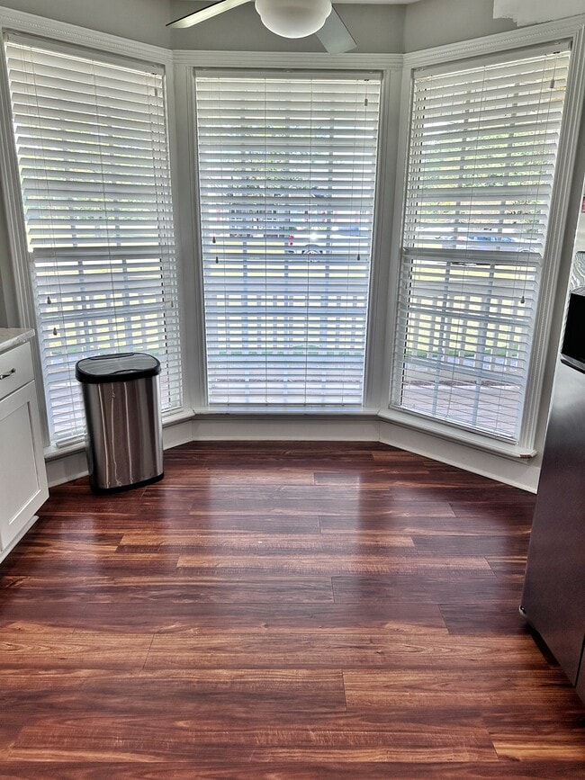 Building Photo - 304 Chisholm Trail