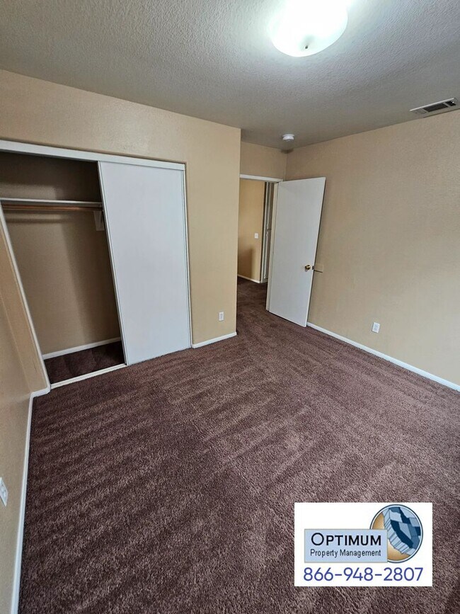 Building Photo - Spacious 6 bedroom , 3 bathroom home with downstairs bedroom and bath
