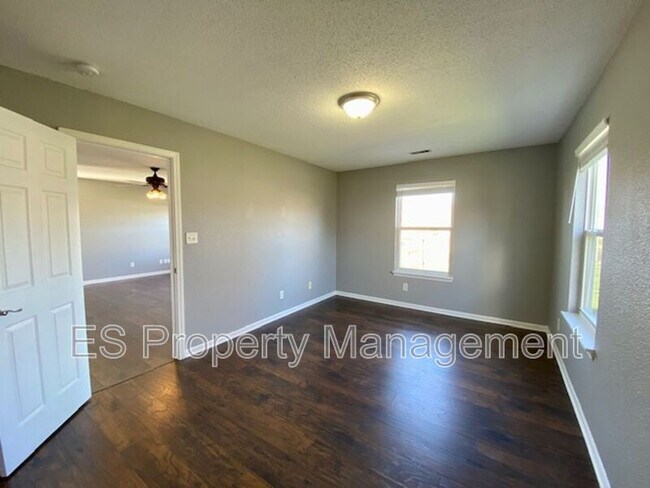 Building Photo - 4028 Dogwood Ln