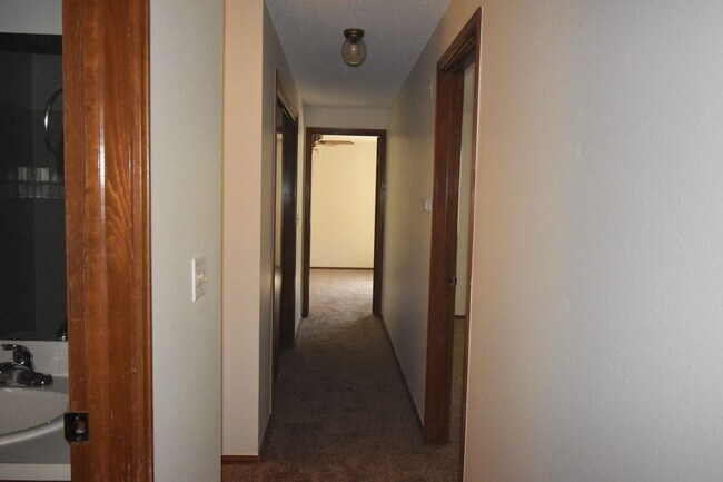 Building Photo - GREAT 3 BEDROOM/2 BATHROOM TOWNHOME WITH NEW PAINT & FLOORING. AVAILABLE 5/23.
