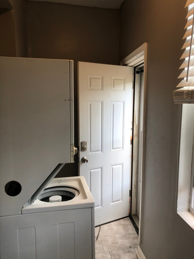 Building Photo - 405 S Vincent St