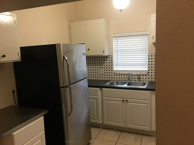 Building Photo - Large 4 bedroom Near UT and Downtown