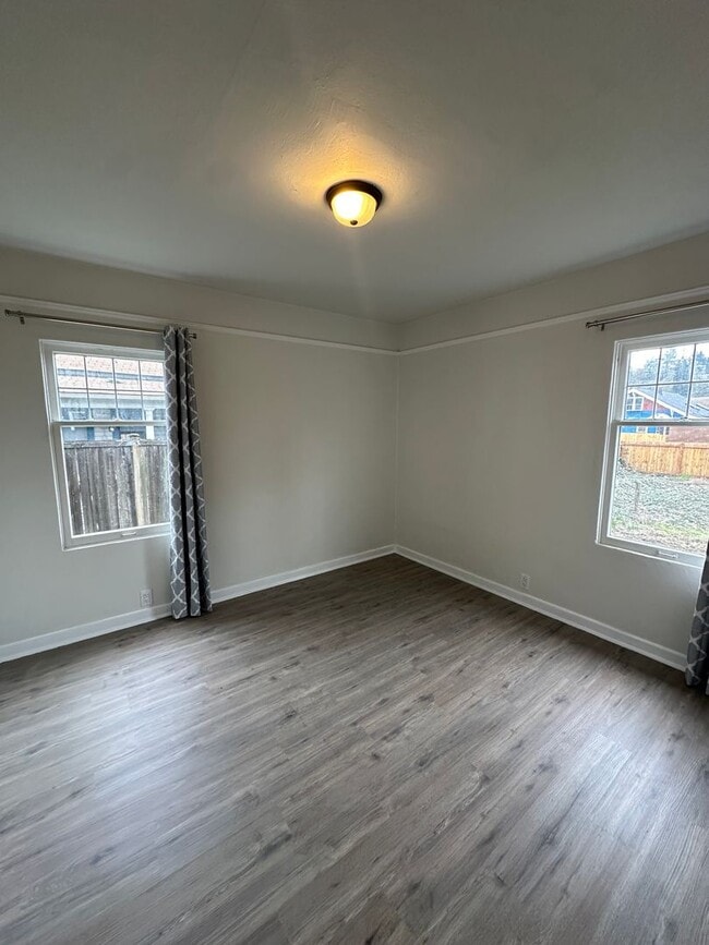 Building Photo - Downtown Remodeled Kent Home with fenced yard!