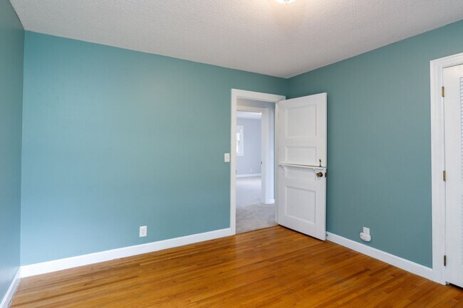 Building Photo - Single Family Home on almost an acre, 4 be...
