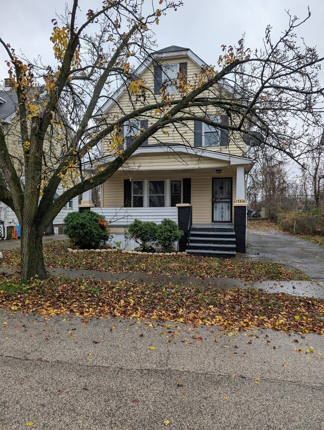 Building Photo - Charming 3BR 1BA Home w/  Solar Panels • Driveway in Cleveland