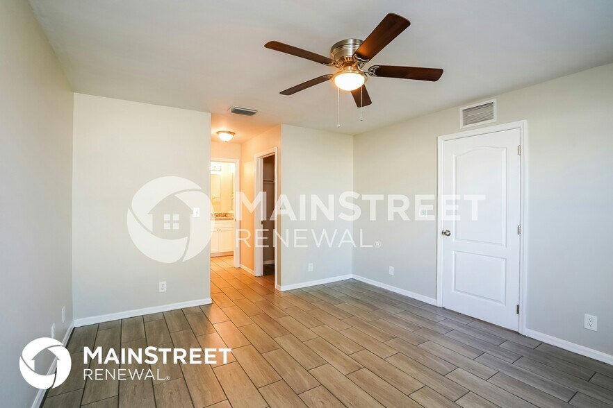 Building Photo - 916 NW 15th Ave