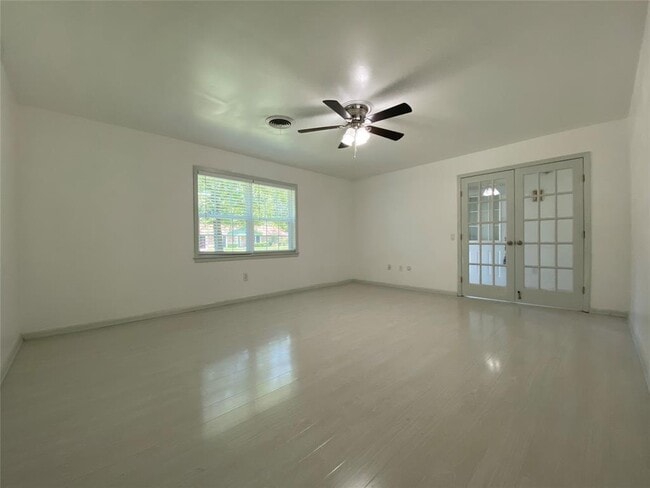 Building Photo - 608 Willow Bend Dr