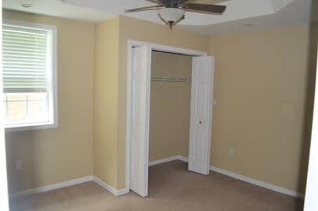 Building Photo - 4 Bedroom Townhome in Lynchburg