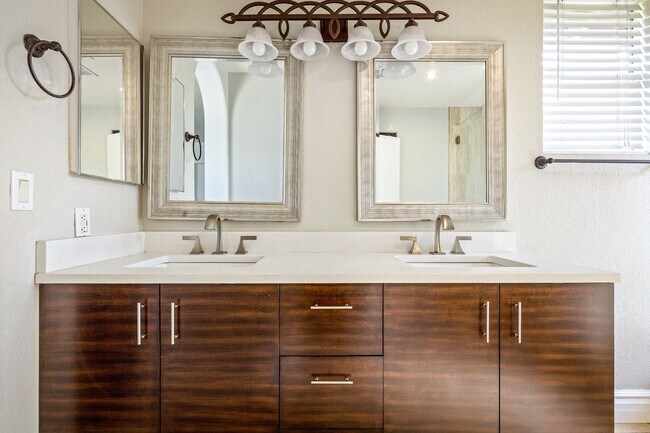 Building Photo - Beautiful 4 bedroom home in North Phoenix