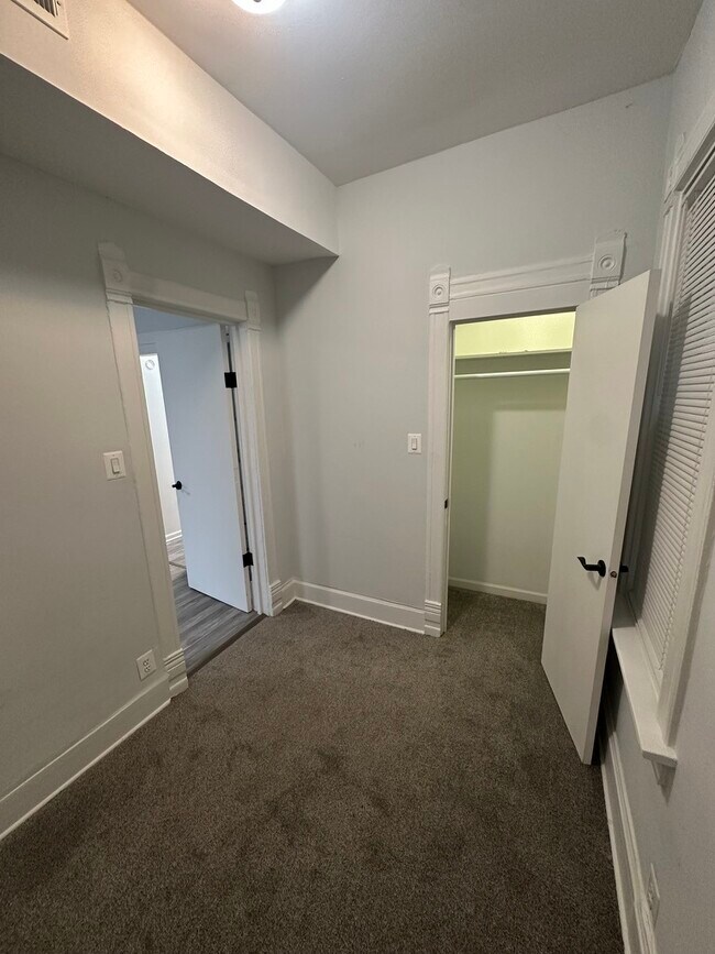 Building Photo - 3625 W Shakespeare Ave