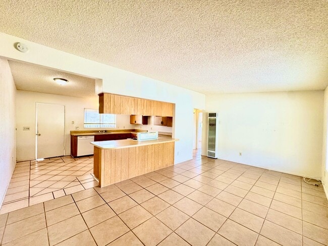 Building Photo - Move in ready/ 2 bedroom 1 bath