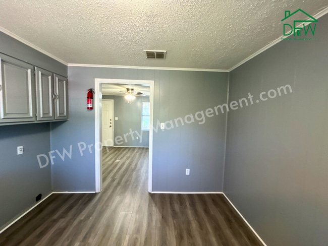 Building Photo - Charming 2-Bedroom Upstairs Apartment in Irving – Convenient Location, Fenced Yard, and More!