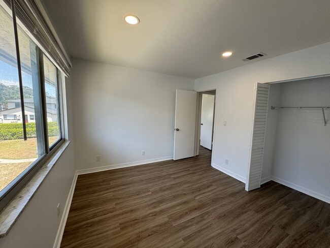 Building Photo - Light and Bright - Virtual or In-Person To...