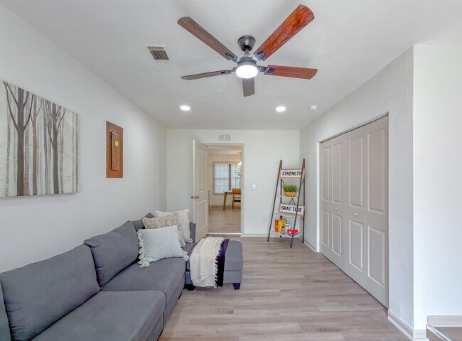 Building Photo - 2059 Little River Ln
