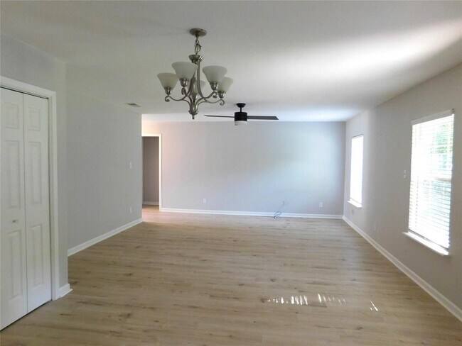 Building Photo - 10100 Woodglen Dr